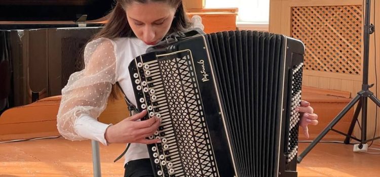 Вітаємо студентку ІІІ курсу Богдану Данілову (клас викладача Миколи Свідерського) з перемогою у VII Міжнародному багатожанровому двотуровому фестивалі-конкурсі мистецтв “Мрії творчості” Вітаємо студентку ІІІ курсу Богдану Данілову (клас викладача Миколи Свідерського) з перемогою у VII Міжнародному багатожанровому двотуровому фестивалі-конкурсі мистецтв “Мрії творчості”