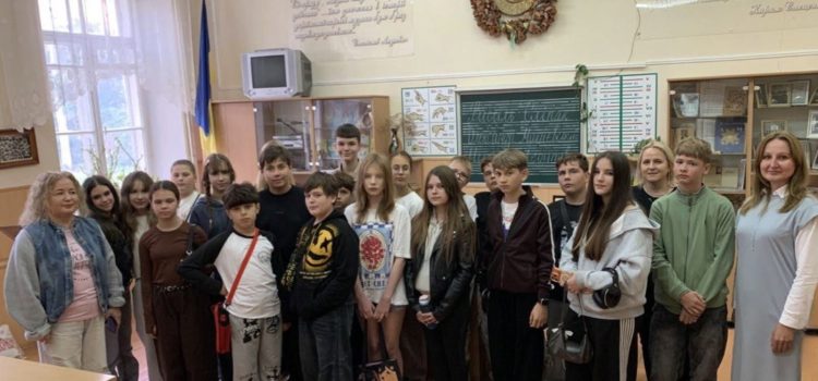 Напередодні Дня української музики до музею Миколи Леонтовича Кам’янець-Подільського національного університету імені Івана Огієнка завітали учні Кам’янець-Подільської міської дитячої школи мистецтв. Напередодні Дня української музики до музею Миколи Леонтовича Кам’янець-Подільського національного університету імені Івана Огієнка завітали учні Кам’янець-Подільської міської дитячої школи мистецтв.